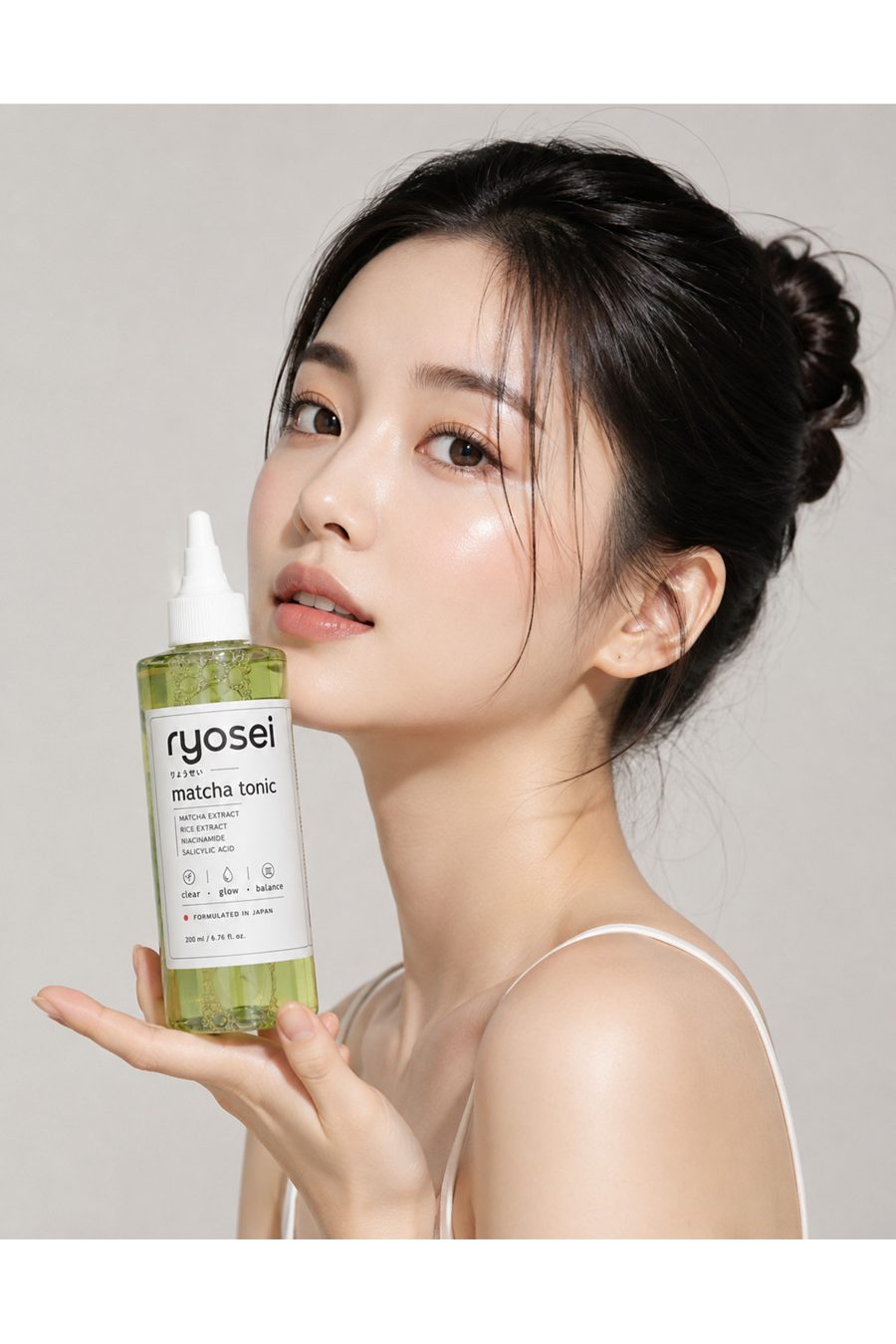 Ryosei Matcha Tonic kullanan kadın